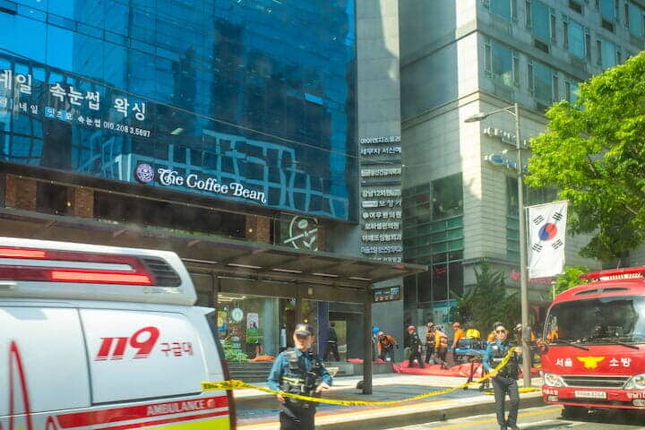 飛ひ降りを試みた女性を救助する消防隊員