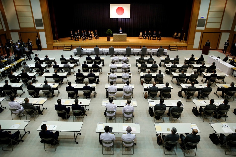 ９月２８日、衆院が解散され事実上、選挙戦がスタートし、争点の一つに憲法９条改正が浮上している。防衛省で幹部らを前に話をする安倍首相、１１日撮影（２０１７年　ロイター／Toru Hanai）