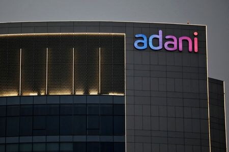 インドのコングロマリット、アダニグループは２３日、大手テレビ局ＮＤＴＶの過半数株取得を目指していると明らかにした。２０２１年４月撮影（２０２２年　ロイター／Amit Dave）