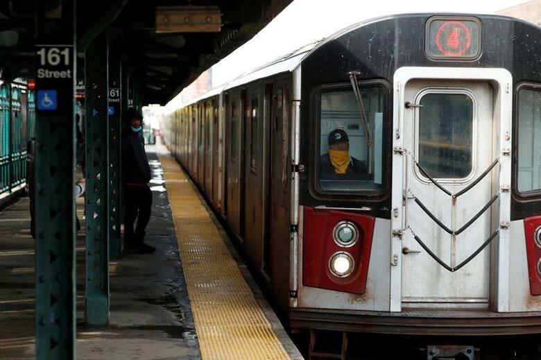 米ニューヨーク州のクオモ知事は30日、ニューヨーク市の地下鉄を毎日午前1─5時に運休し、車両を24時間ごとに消毒する方針を発表した。21日撮影（2020年　ロイター/LUCAS JACKSON）