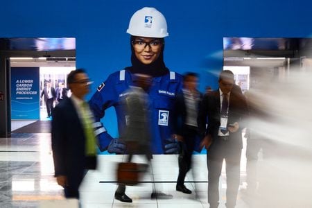 　７月１８日、アラブ首長国連邦（ＵＡＥ）のアブダビ国営石油会社（ＡＤＮＯＣ）は、地域初となる水素高速充填ステーションが年内に完成すると発表した。トヨタ自動車が試験を支援し、水から「クリーン水素」をつくる。写真は２０２２年１０月、アブダビで開かれた会合で撮影したＡＤＮＯＣのポスター（２０２３年　ロイター／Amr Alfiky）