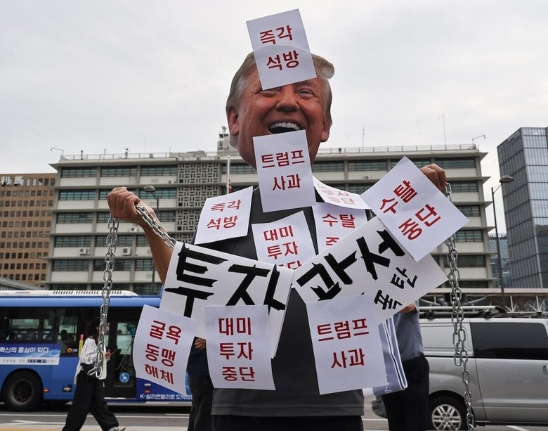 韓国・ソウルのアメリカ大使館前。米ジョージア州のヒョンデとLGのバッテリー工場で起きた韓国人労働者の大量拘束を非難するデモが行われた（9月9日）　Matrix Images/Lee Sang-hoon