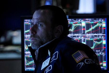 米国株式市場は急落し、ダウ工業株３０種が終値で３万ドルを割り込んだ。３月撮影（２０２２年　ロイター/Brendan McDermid）