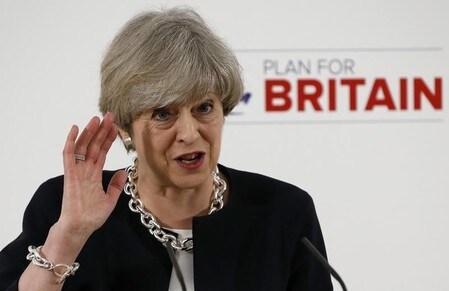 　４月６日、英国のメイ首相は、来月の地方選挙に向けて中部ノッティンガムで演説し、与党保守党による高い政権運営能力と野党がもたらす「混沌」の選択になると述べて支持を訴えた（２０１７年　ロイター／Andrew Yates）