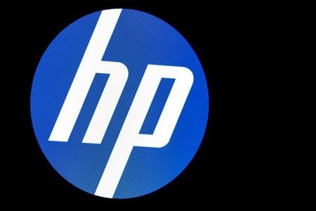 １０月１０に落ち、  米パソコン大手ＨＰはパソコンの需要安定化を踏まえ、２０２４年度の利益はほぼ予想通りになるとの見通しを示し、年間配当を増額した。写真はHPのロゴ。ニューヨークで２０１９年１１月撮影（２０２３年　ロイター/Brendan McDermid）