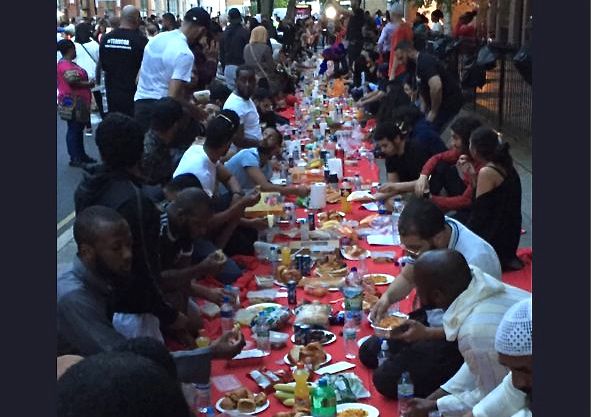 焼け出されたと思われる人たちが路上で食事を囲む姿　emma freud-twitter