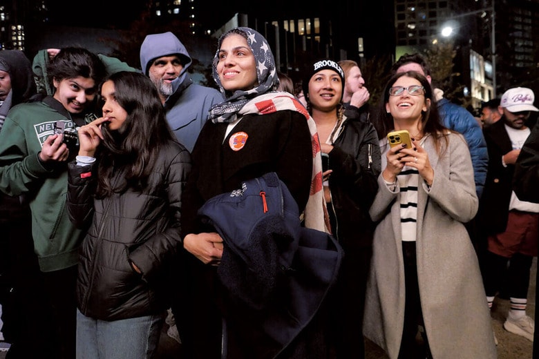 市長選の夜、マムダニの勝利を祝福しに集まった若者たち（11月4日）　ANDREA RENAULTｰZUMAｰREUTERS