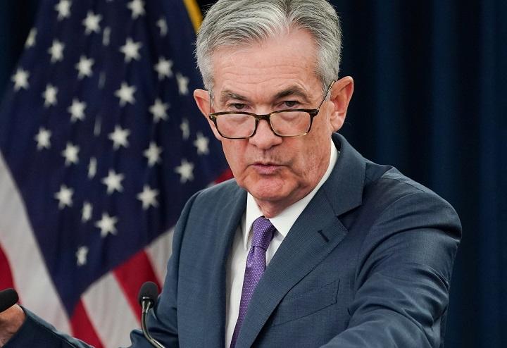 米FOMC定例会合の後、記者会見するパウエルFRB議長（7月31日）　 Sarah Silbiger-REUTERS