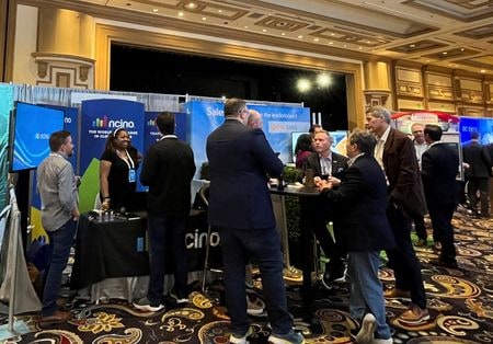 　３月２９日、米金融業界の幹部は、リテール・中堅銀行が内部手続きをより綿密に監視し、規制当局とより頻繁に話し合いを持つことを計画していると述べた。写真はＣＢＡのカンファランスに集う人々。ネバダ州 ラスベガスで２８日撮影（２０２３年　ロイター／Nupur Anand）