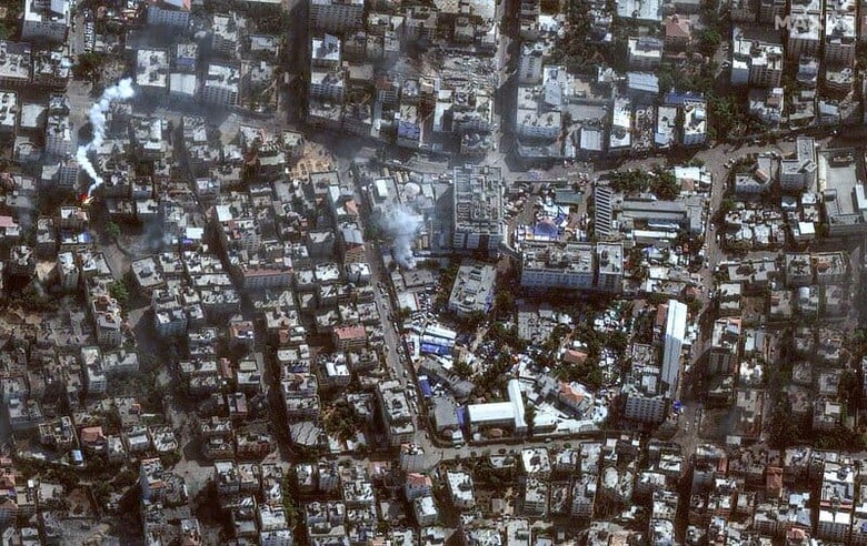 イスラエル軍は、パレスチナ自治区ガザ最大のシファ病院内でイスラム組織ハマスに対する作戦を実行していると発表した。写真は病院を写した衛星写真。11日撮影（2023年　ロイター/Maxar Technologies）