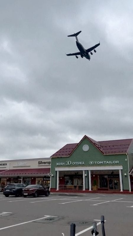 ８月２５日、ロシアの首都モスクワ上空を飛行する米軍輸送機を撮影したソーシャルメディアの動画　Social Media/via REUTERS