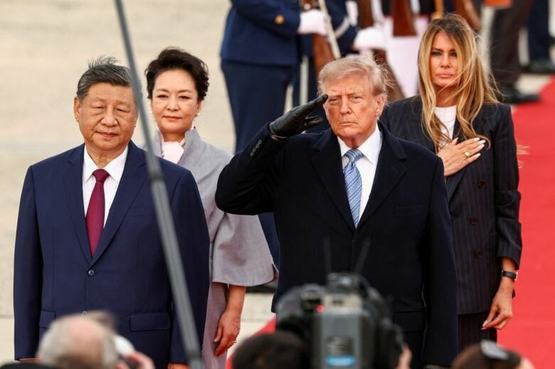 習近平国家主席を出迎えるトランプ米大統領。9月23日、ワシントン郊外のアンドルーズ空軍基地で撮影。REUTERS/Kevin Lamarque