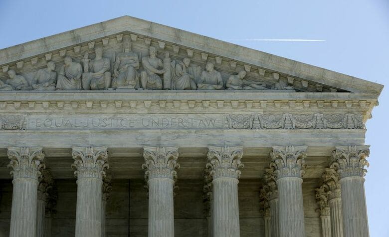 米ワシントンの最高裁判所。2016年3月撮影。REUTERS/Gary Cameron