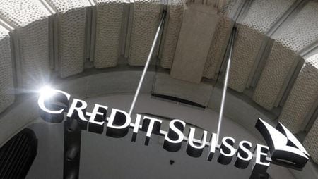 スイス金融大手クレディ・スイスは中国事業拡大に力を注いでおり、今後アジアでは中国本土と香港の人員増加を最も加速させる見通しだ。写真は、同社のロゴ。２０２２年１０月４日にチューリッヒで撮影。（２０２２年　ロイター／Arnd Wiegmann）