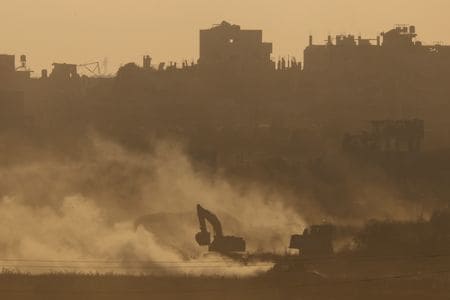 イスラエルの情報機関モサドの声明によると、イスラエルはパレスチナ自治区ガザでの停戦と人質解放を含む提案に対するイスラム組織ハマスからの回答を検討している。 写真はイスラエル・ガザ国境付近。（２０２４年　ロイター/Amir Cohen）