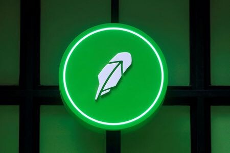 ６月２６日、米新興オンライン証券のロビンフッド・マーケッツは、フルタイム従業員を約７％削減すると発表した。写真はロビンフッドのロゴ。ニューヨークで２０２１年７月撮影（２０２３年　ロイター/Andrew Kelly）