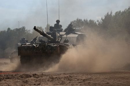 2024年5月15日、ポーランドのドラフスコ・ポモルスキエの訓練場で演習を行う英陸軍兵士。REUTERS/Kacper Pempel
