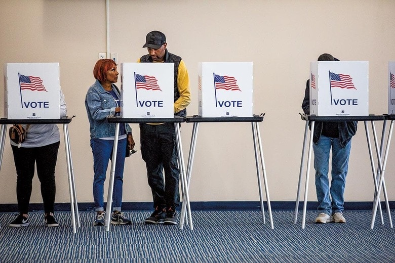 共和党支持者の期日前投票と郵便投票が増えたことはどう影響するか　EMILY ELCONINｰBLOOMBERG/GETTY IMAGES