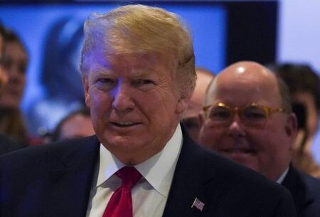 トランプ米大統領は２２日、米連邦準備理事会（ＦＲＢ）による利上げの影響が尾を引いていなければ、米国内総生産（ＧＤＰ）の伸びは４％近い水準になっていただろうと語った。写真はダボス会議の会場に到着したトランプ氏。１月２０日、スイスのダボスで撮影（２０２０年　ロイター/Denis Balibouse）