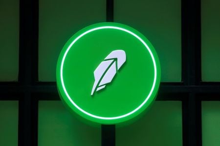 2021年7月29日、米国ニューヨーク市で行われた同社のIPO後、ウォール街のポップアップイベントで披露されたロビンフッド・マーケッツのロゴ。REUTERS/Andrew Kelly