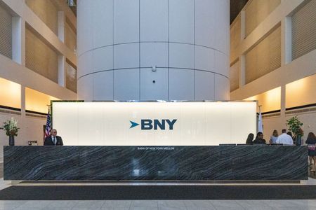 　モスクワの仲裁裁判所は１０月２日、米バンク・オブ・ニューヨーク・メロン（ＢＮＹメロン）とＪＰモルガン・チェースの資金計約３億７２００万ドルを凍結した。写真はＢＮＹメロンのロゴ。７月１０日、ニューヨークで撮影（２０２４年　ロイター/David \'Dee\' Delgado）