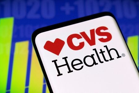 米国のターゲット、ＣＶＳヘルス、ウォルグリーン・ブーツ・アライアンスを含む小売り各社は１０日、供給不足に陥っている乳児用粉ミルクの購入を制限すると明らかにした。写真は５月３日撮影（２０２０年/Dado Ruvic/Illustration）