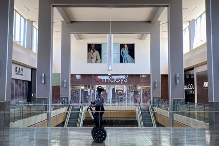 　米テキサス州のアボット知事は２日、新型コロナウイルス感染予防対策のマスク着用義務を来週解除すると発表したが、ゼネラル・モーターズ（ＧＭ）、トヨタ自動車、小売り大手のターゲット、メーシーズは、職場でのマスク着用を継続する方針を示した。写真は休業中のヒューストンのメーシーズ。２０２０年５月撮影（２０２１年　ロイター/Adrees Latif）