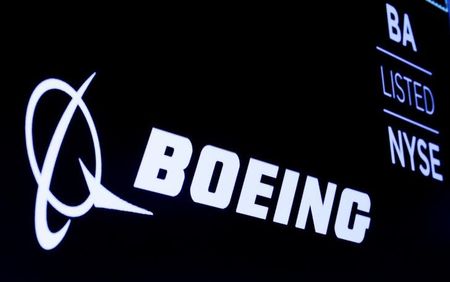 米航空機大手ボーイングは、２件の墜落事故を起こした旅客機７３７ＭＡＸ型機の関連費用がかさむ中、１００億ドル相当の調達を目指して複数の金融機関と協議を行っており、これまでに最低６０億ドルを確保したもようだ。ニューヨーク証券取引所で昨年８月撮影（２０２０年　ロイター/BRENDAN MCDERMID）