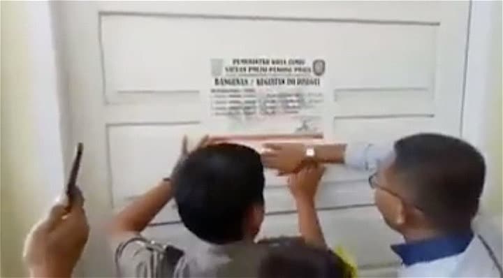 行政当局の係官が教会を封鎖した　Hiburan HERO / YouTube