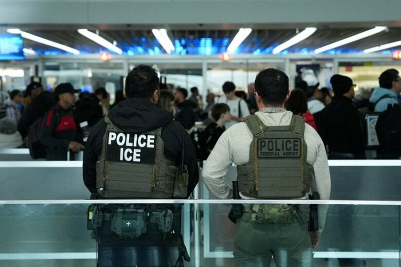 写真は米ニューヨークの空港を巡回する移民・税関捜査局（ICE）職員。3月23日撮影。REUTERS/Adam Gray