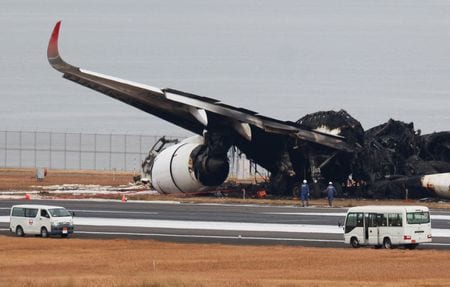 運輸安全委員会の広報担当者は５日、海上保安庁の航空機と衝突した日本航空（ＪＡＬ）の旅客機からフライトレコーダーを３日に回収したと明らかにした。写真は羽田空港で３日撮影（２０２４年　ロイター／ISSEI KATO）