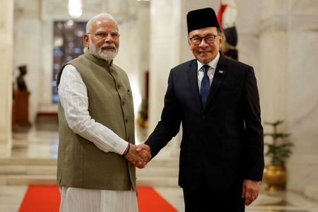 インドのモディ首相（写真左）とマレーシアのアンワル首相（同右）は２０日、両国関係を仕切り直し、貿易や労働者の移動、自国通貨による二国間決済を推進することで合意した。ニューデリーで撮影（２０２４年　ロイター/Adnan Abidi）