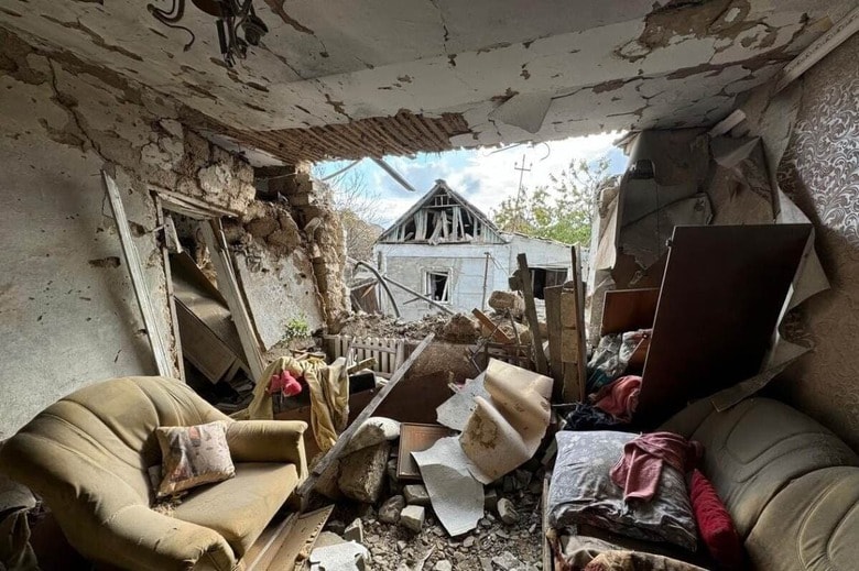 ロシア軍の攻撃を受けたヘルソンの住宅（2024年10月）　Handout / Latin America News Agency via Reuters
