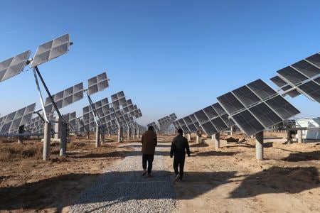 中国の太陽光発電設備の新規導入が、２０２５年下半期に伸び悩む見通しだ。資料写真、２０１９年１２月、陝西省で撮影(２０２５年　ロイター/Muyu Xu)