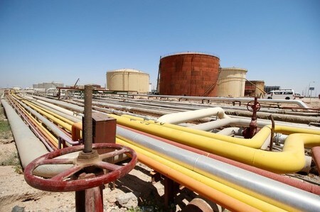 　５月２２日、石油輸出国機構（ＯＰＥＣ）と非ＯＰＥＣ主要産油国が２０１８年３月までの減産延長に合意して経済協力開発機構（ＯＥＣＤ）の在庫が正常化したとしても、同年後半には原油市場の供給過剰が再燃するリスクがある。ゴールドマン・サックスは調査ノートでこう警告した。写真はイラクの製油所。4月撮影（２０１７年　ロイター／Essam Al Sudani）