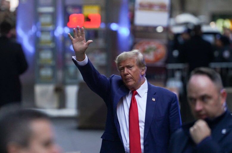 ニューヨークの街頭で支持者に手を振るトランプ（1月11日）　REUTERS/David Dee Delgado