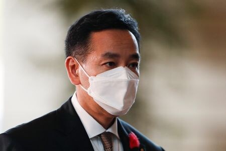 　２月８日、山際大志郎経済再生相（写真）は閣議後会見で、同日公表された昨年１２月の実質賃金が物価上昇により４カ月連続でマイナスとなったことを受け、政府・日銀は２％の物価目標実現を期待しているとの立場を改めて示した。首相官邸で２０２１年１０月撮影（２０２２年　ロイター/Issei Kato）