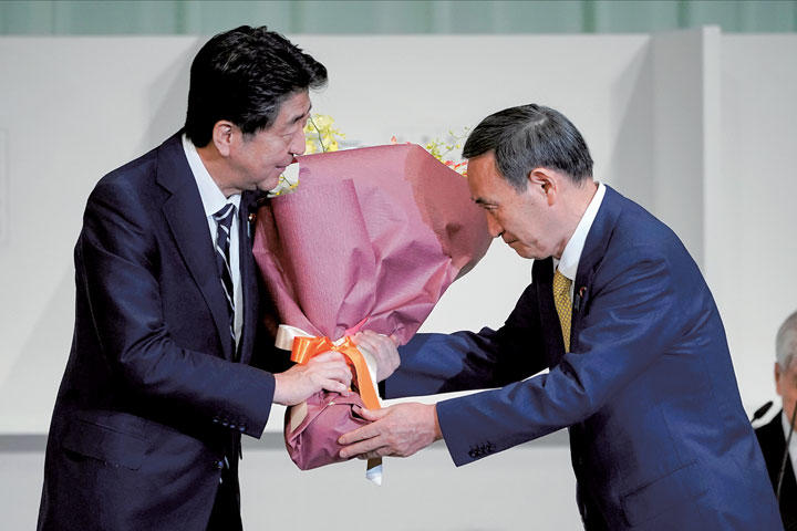 菅（右）は安保政策で前任の安倍のように積極的には動かない（9月14日）　EUGENE HOSHIKO-POOL-REUTERS