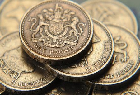 ２月２日、外国為替市場で英ポンドが対ドルで下げ幅を縮小した。欧州連合（ＥＵ）のトゥスク大統領が発表した英国をＥＵにとどめるための提案の草案が、英国に一段の政治統合を求めるものでなかったことを受けた動き。写真は２００９年６月、ロンドンで （２０１６年　ロイター/Toby Melville）