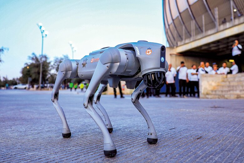 サッカーW杯のメキシコ会場でもロボット犬が警備を担う予定（記事中のロボット犬とは別）　ALFREDO LOPEZｰJAM MEDIA/GETTY IMAGES