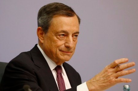 　１１月７日、欧州中央銀行（ＥＣＢ）のドラギ総裁は、ユーロ圏の銀行の不良債権問題への対応は最優先課題で、規制や監督の担当部局と各国当局間の協調した努力が必要との認識を示した。写真はフランクフルトで１０月撮影（２０１７年　ロイター／Kai Pfaffenbach）