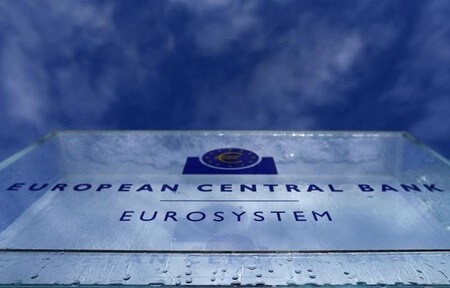 １２月８日、欧州中央銀行（ＥＣＢ）は開いた理事会で現在月額８００億ユーロとしている債券買い入れの規模を来年４月から月額６００億ユーロに縮小することを決定した。来年３月末までは現行のペースを維持する。 写真は２０１５年１月、フランクフルトのＥＣＢ（２０１６年　ロイター /Kai Pfaffenbach）