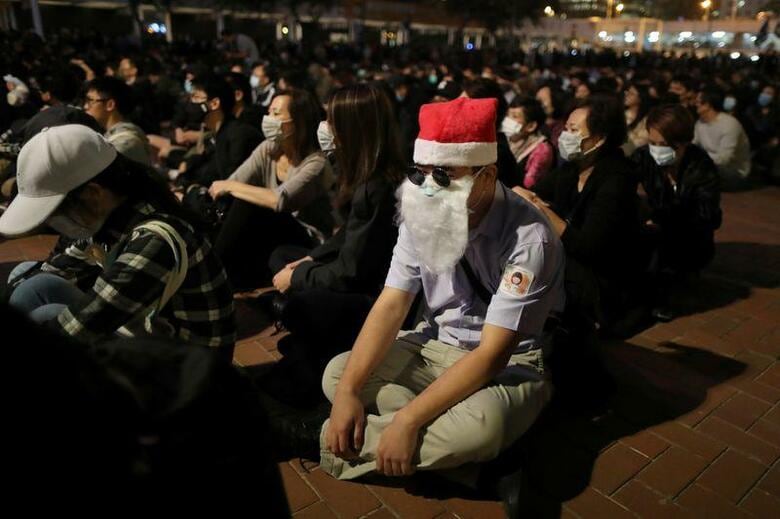 反政府デモが続く香港で、クリスマスイブの２４日に各地でデモが行われた。一部で警察との衝突に発展し、警察がデモ隊に向け催涙弾を発射する事態となった。写真はデモ参加者。香港で２３日撮影（２０１９年　ロイター／Lucy Nicholson）