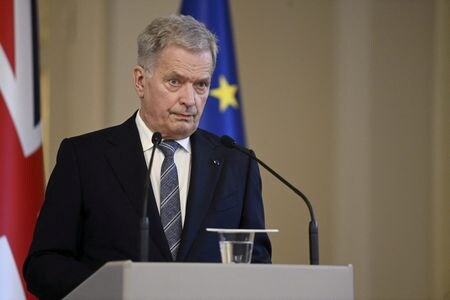 　５月１２日、フィンランドのニーニスト大統領（写真）とマリン首相は共同声明で、フィンランドは北大西洋条約機構（ＮＡＴＯ）に「遅滞なく」加盟申請しなければならないと表明した。ヘルシンキで１１日、代表撮影（２０２２年　ロイター）