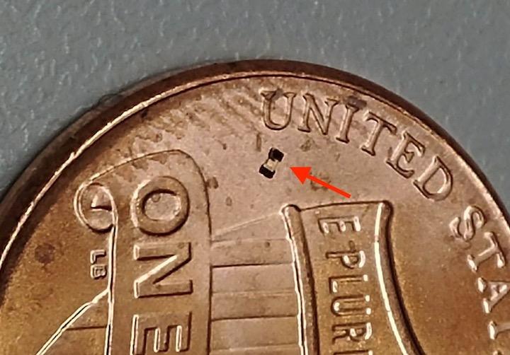 硬貨の上におかれた極小ロボット　　Purdue University image/Georges Adam