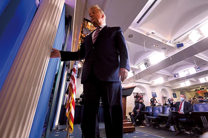 ホワイトハウスの記者会見場から退場するトランプ（11月5日）　CARLOS BARRIA-REUTERS