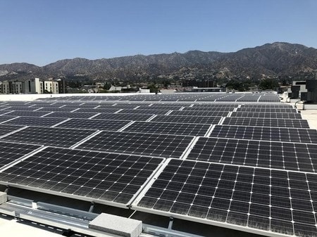 　２月２日、米トランプ政権はカリフォルニア州の砂漠における再生可能エネルギー開発用のエリアを制限した計画の変更を検討している。連邦政府所有地での風力・太陽光プロジェクト推進に拍車がかかる可能性がある。写真はカリフォルニア州バーバンクで昨年６月撮影（２０１８年　ロイター／Nichola Groom）