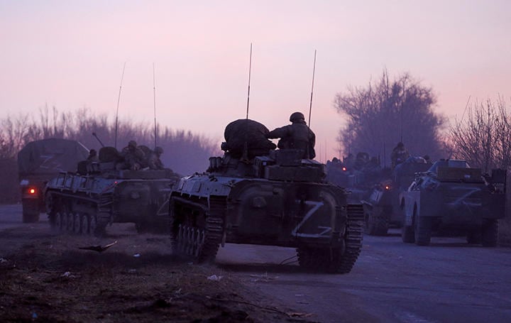 南東部の港湾都市マリウポリ付近を走る親ロシア派の装甲車隊　ALEXANDER ERMOCHENKOｰREUTERS