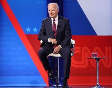　バイデン米大統領は２１日、トランプ前大統領の支持者が多いオハイオ州シンシナティで対話集会を開き、市民に新型コロナウイルスワクチン接種を呼び掛けた。（２０２１年　ロイター/Jonathan Ernst）