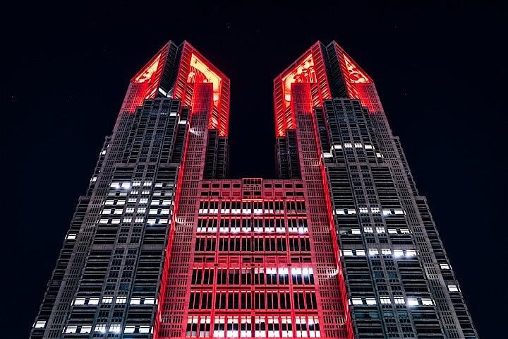 都内で新たに168人の新型コロナウイルスへの感染が確認され、東京アラート解除後の感染者が4000人を突破した。写真は東京アラート発動中の東京都庁。